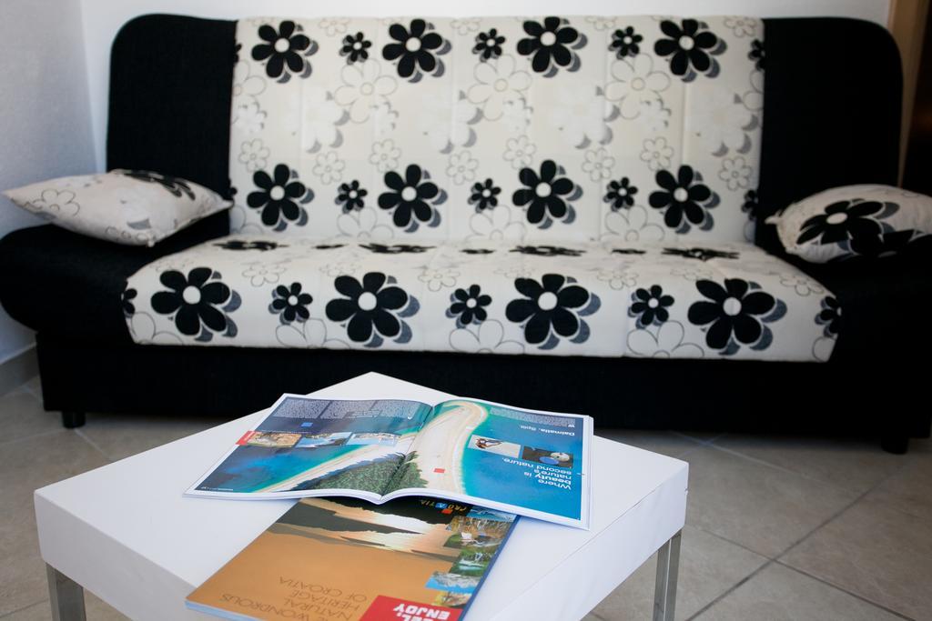 Apartments Mediterranea With Heated Pool Pisak Luaran gambar