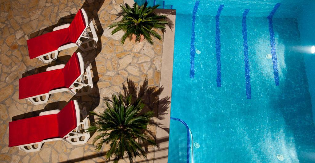 Apartments Mediterranea With Heated Pool Pisak Luaran gambar